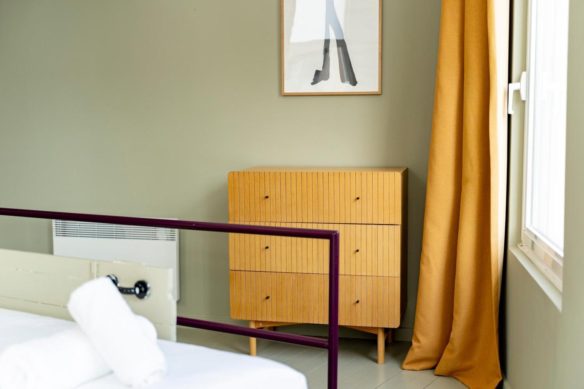 Appartement Shway - The Black Pants *