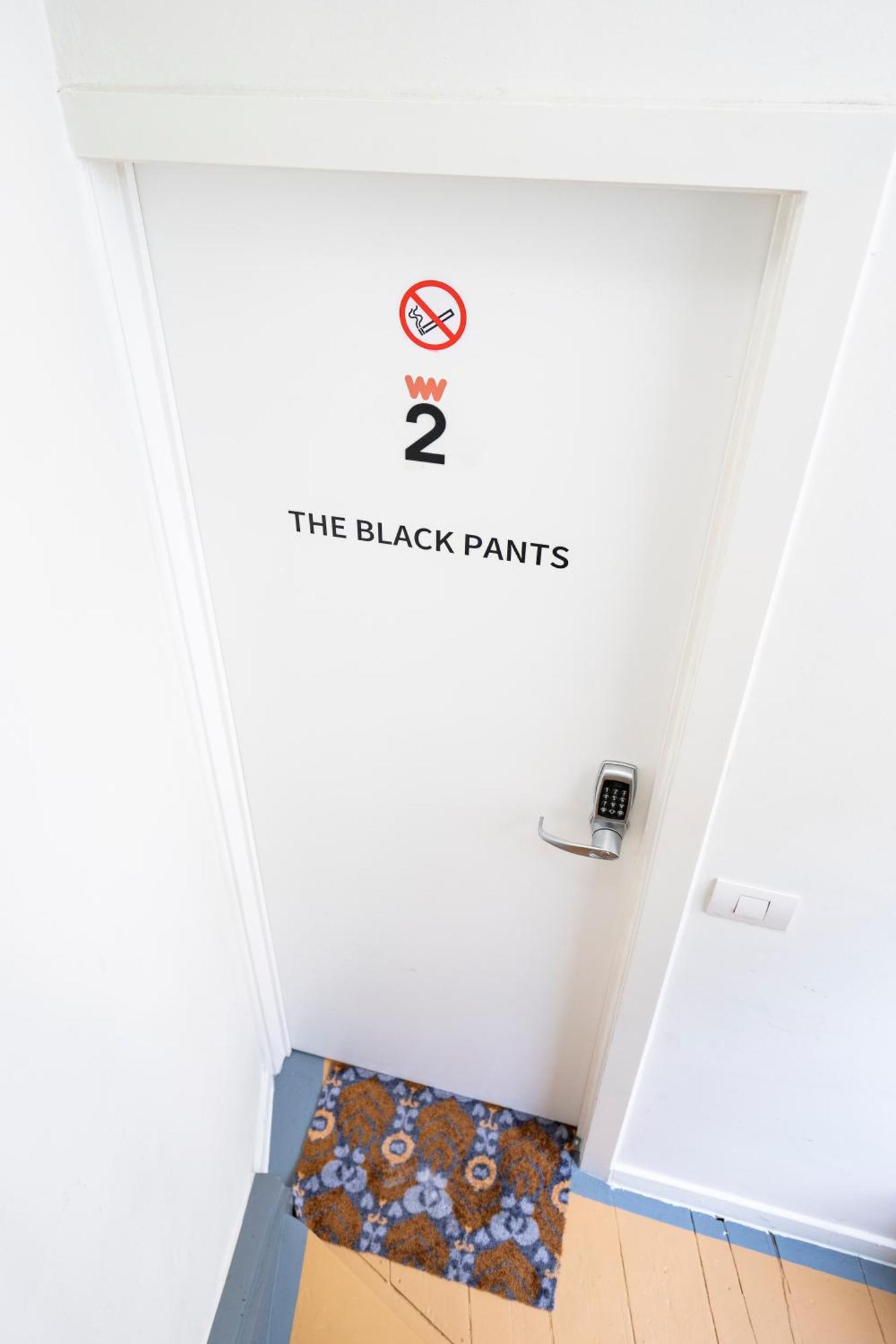 Shway - The Black Pants Antwerpen