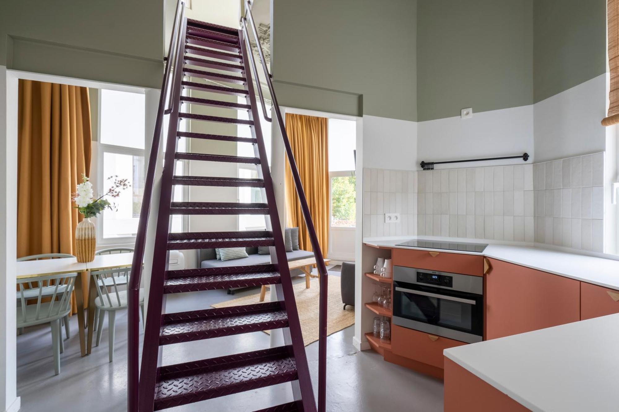Shway - The Black Pants Appartement